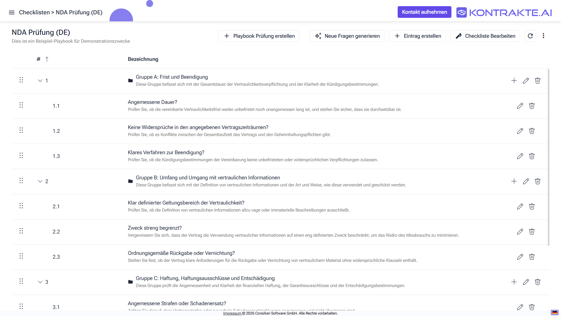 Checklisten-Editor mit der Brotkrumennavigation Checklisten > NDA Check (DE), den oben rechts angeordneten Aktionen Neue Fragen generieren, Eintrag erstellen, Checkliste bearbeiten und Playbook Prüfung erstellen sowie einer hierarchischen Liste von Ordnergruppen (Gruppe A, Gruppe B, Gruppe C) mit ihren nummerierten Einträgen.