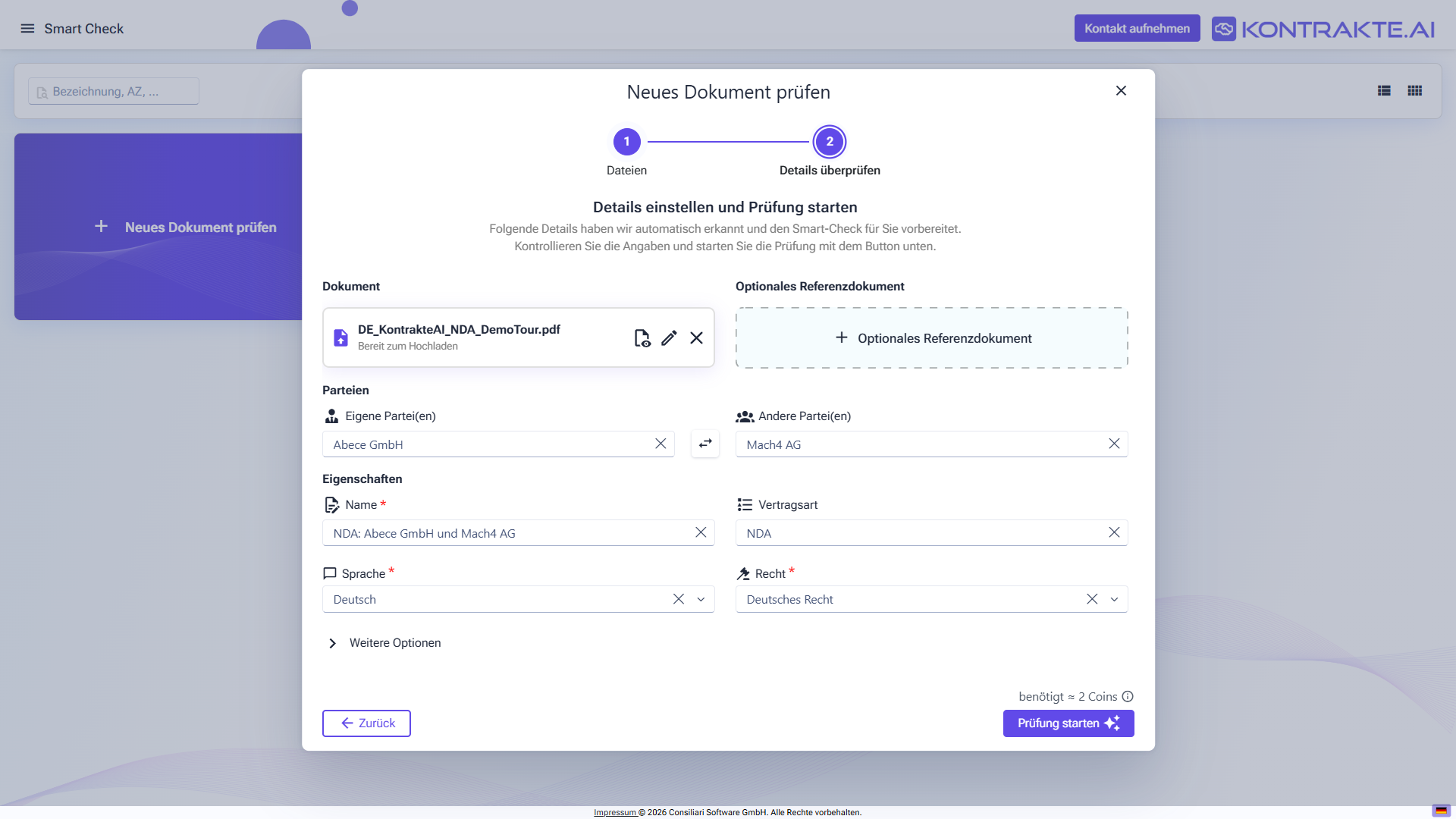 Smart-Check-Assistent Schritt 2: Details festlegen und Auswertung starten. Der Dialog zeigt das hochgeladene Dokument, den Slot für das optionale Referenzdokument, den Bereich Parteien (Eigene Partei(en) mit Tauschsymbol, Andere Partei(en)), den Bereich Eigenschaften (Name, Vertragsart) und die Schaltfläche Prüfung starten.
