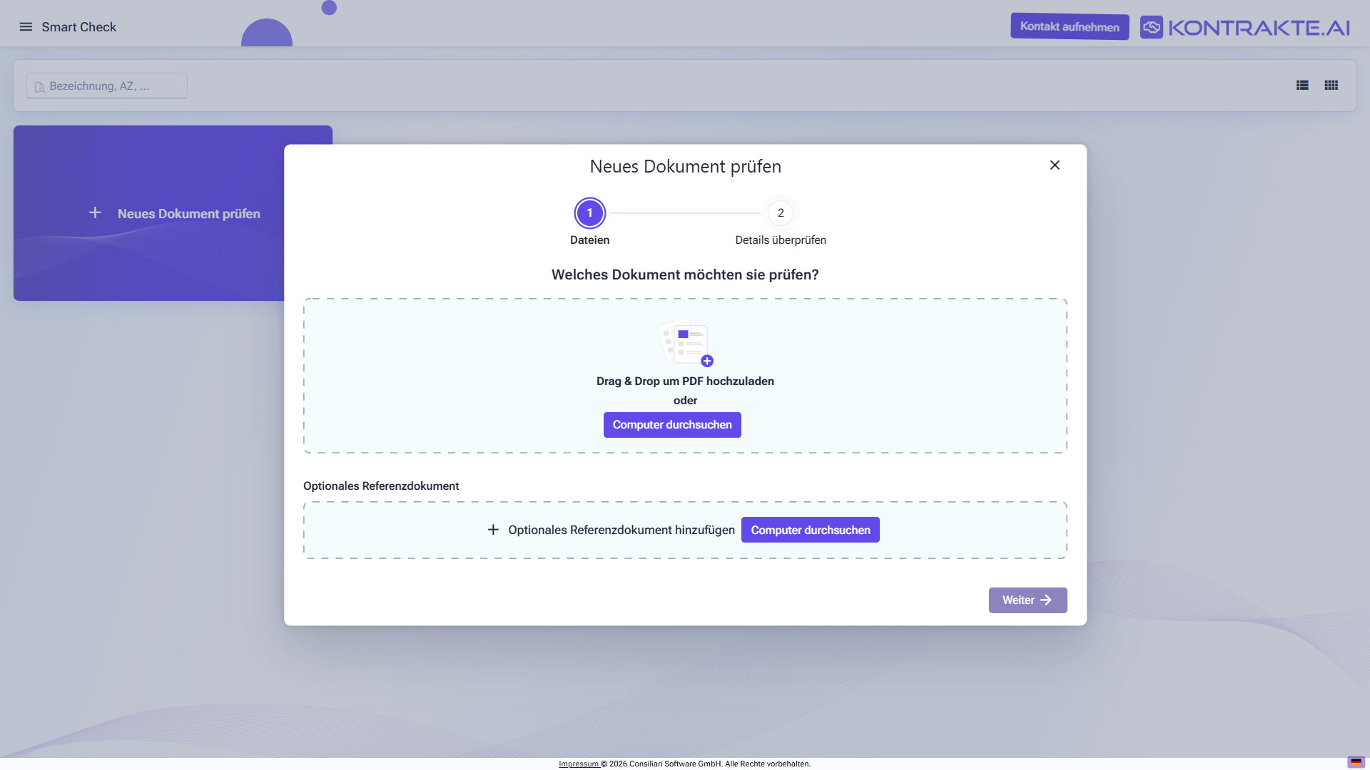 Smart-Check-Assistent Schritt 1: Dialog Neues Dokument prüfen mit dem Upload-Bereich für das Hauptdokument (Drag-and-Drop oder Computer durchsuchen) und einem Bereich Optionales Referenzdokument. Die zweistufige Anzeige zeigt Dateien (aktiv) und Prüfungsdetails.