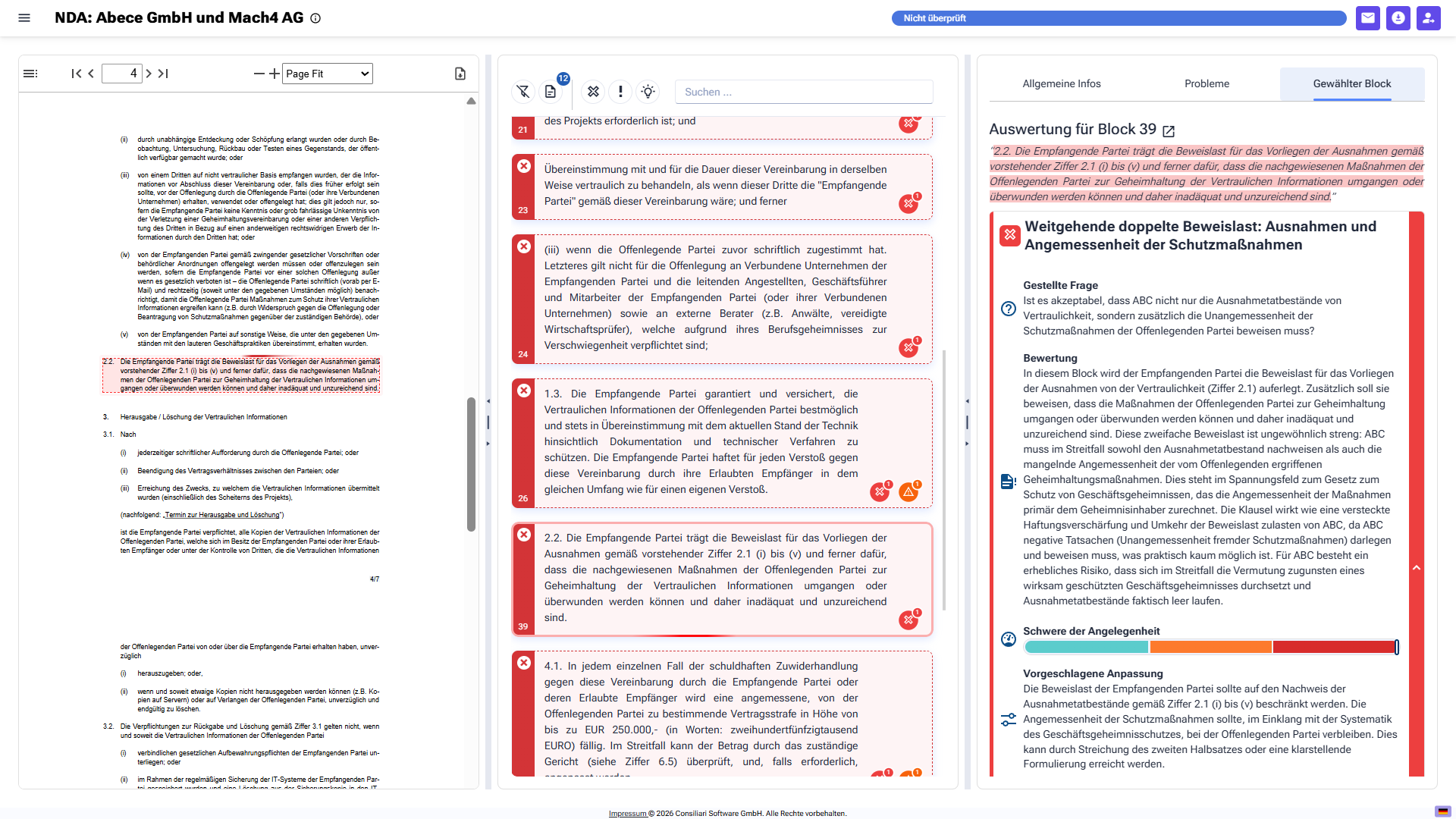 Smart-Check-Auswertungsansicht mit ausgewähltem Befund. Die Dokumentanzeige links hebt den entsprechenden Block hervor; das Seitenpanel rechts zeigt den Tab Gewählter Block mit Gestellter Frage, Bewertung, Schieberegler für den Schweregrad der Angelegenheit, Vorgeschlagener Anpassung, Kommentarfeld, Aktionen zum Übernehmen oder Ablehnen sowie Bewertungshistorie.