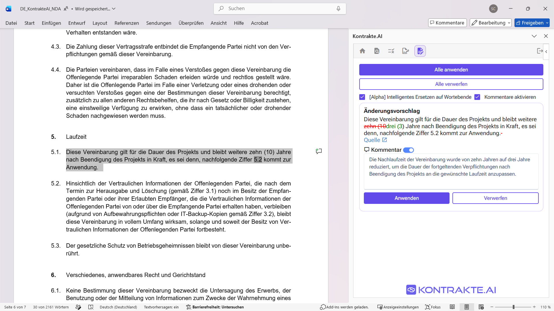 Aufgabenbereich mit einem Änderungsvorschlag: der alte Text ist durchgestrichen, der neue Text eingefügt (Laufzeit von zehn auf fünf Jahre), ergänzt um einen Kommentar; je Vorschlag die Schaltflächen Anwenden und Verwerfen sowie oben Alle anwenden und Alle verwerfen.