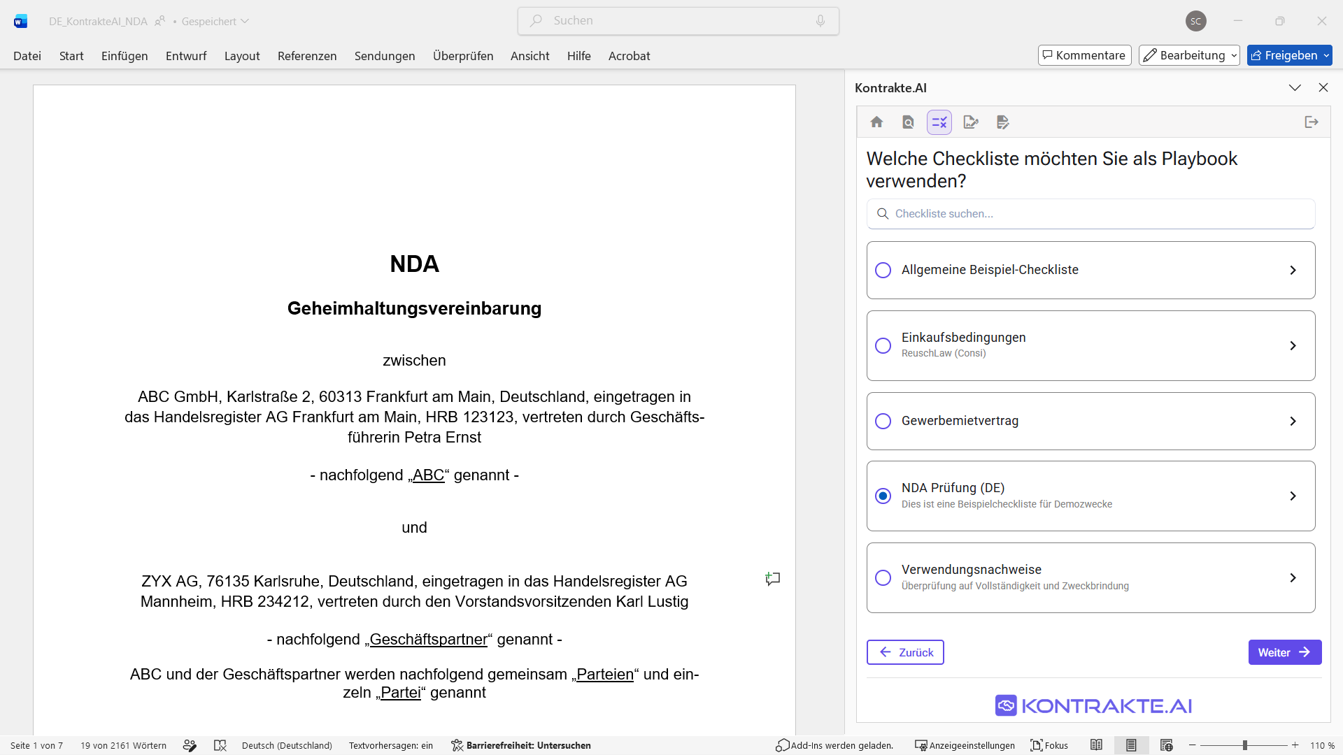 Aufgabenbereich mit der Auswahl der Checkliste für den Playbook Check: ein Suchfeld und eine Liste auswählbarer Checklisten wie Allgemeine Beispiel-Checkliste, Einkaufsbedingungen, Gewerbemietvertrag und NDA Prüfung (DE), darunter die Schaltflächen Zurück und Weiter.