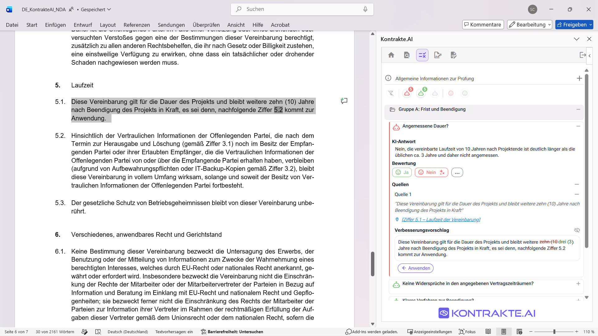 Detailansicht eines Playbook-Check-Eintrags: der aufgeklappte Eintrag Angemessene Dauer mit der Bewertung der KI, den Quellen samt Textstellen und Verweisen in das Dokument sowie einem Verbesserungsvorschlag; die zugehörige Passage ist im Dokument hervorgehoben.