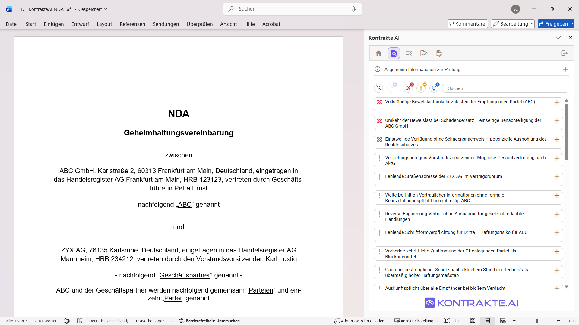 Smart-Check-Ergebnisliste im Aufgabenbereich: Befunde als Karten mit farbigen Schweregrad-Markierungen, oben Zähler für Probleme, Warnungen und Hinweise sowie ein Suchfeld; im Dokument sind relevante Passagen hervorgehoben.