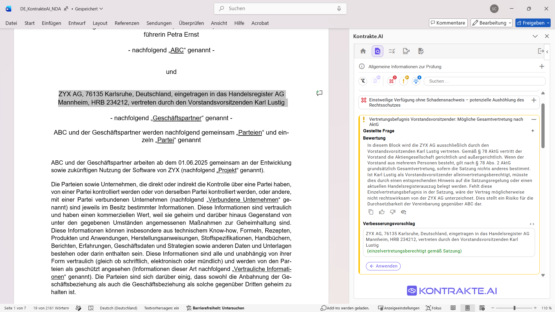 Detailansicht eines Smart-Check-Befunds mit Gestellter Frage, Bewertung und Verbesserungsvorschlag sowie der Schaltfläche Anwenden; die zugehörige Passage ist im Dokument hervorgehoben.