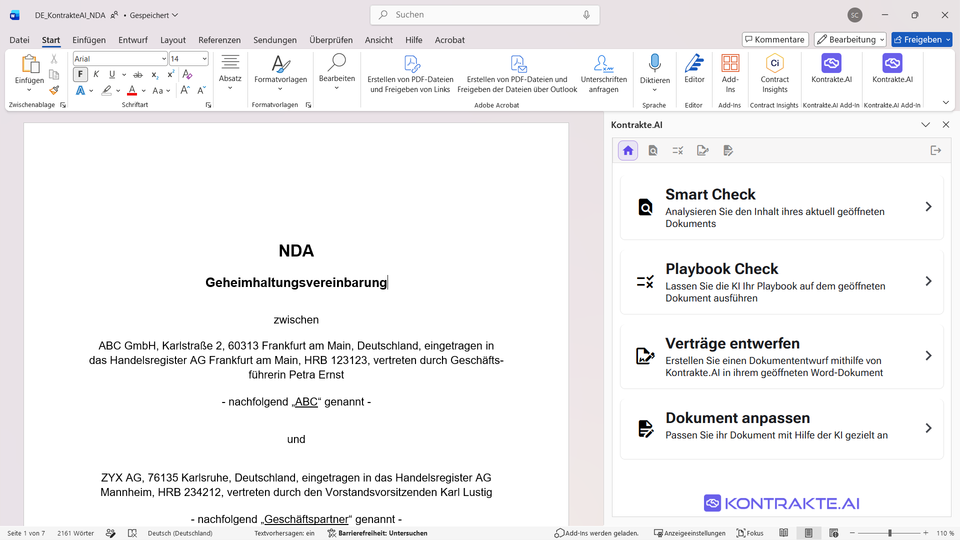 Startseite des Kontrakte.AI-Aufgabenbereichs rechts neben dem geöffneten NDA-Dokument. Aufgelistet sind die Funktionen Smart Check, Playbook Check, Verträge entwerfen und Dokument anpassen, jeweils mit kurzer Beschreibung.